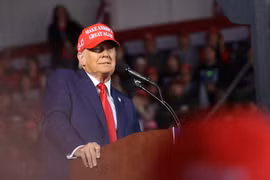 Đằng sau cam kết giảm thuế doanh nghiệp, tiền tip, tăng thuế nhập khẩu hàng hóa của ông Donald Trump
