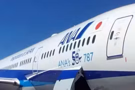 Máy bay Boeing 737-800 quay trở lại do nứt cửa sổ buồng lái ở Nhật Bản
