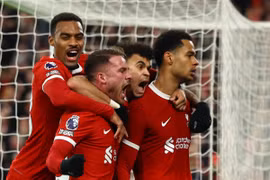 Liverpool ngược dòng đánh bại Luton ở vòng 26 Ngoại hạng Anh