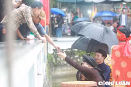 Quan họ hát hay, người dân thi nhau "thưởng tiền" cho "liền anh, liền chị" trên thuyền