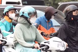 Người dân Hà Nội quay cuồng trong đợt nắng nóng đầu mùa