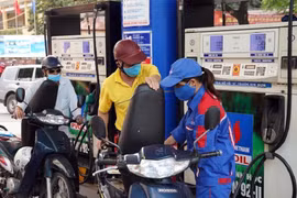 Giá xăng E5 tăng 291 đồng/lít, giá xăng RON95 giảm nhẹ