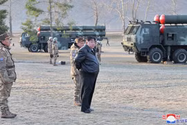 Ông Kim Jong Un giám sát cuộc tập trận với bệ phóng tên lửa 'siêu lớn' của Triều Tiên