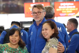Thầy trò HLV Philippe Troussier lên đường đến Indonesia
