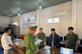 Kon Tum: Bắt tạm giam cán bộ địa chính xã nhận tiền làm bìa đỏ trên đất của người khác