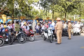 Cấm ô tô di chuyển qua cổng Trường Tiểu học Nguyễn Du (quận Hà Đông)