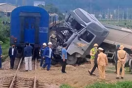 Tàu hỏa bị trượt bánh, đầu kéo biến dạng sau khi va chạm với xe tải ở Nghệ An