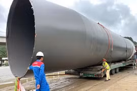 Xử phạt 2 xe chở hàng siêu trường không phép định vượt đèo Hải Vân