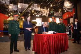 Phó Chủ tịch nước Võ Thị Ánh Xuân cùng Tổng thống Bulgaria tham quan Bảo tàng Lịch sử Quân sự Việt Nam