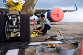Đưa máy bay về khu vực chằng néo chống trú bão số 3 tại Sân bay Nội Bài