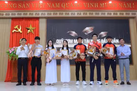 Quỹ ươm mầm tài năng đất Quảng - Báo Quảng Nam trao thưởng cho 20 gương mặt trẻ xuất sắc tiêu biểu