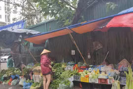 Hà Nội: Hết cảnh 'vét' sạch chợ, hàng hoá dồi dào, giá rau tăng mạnh trước giờ bão đổ bộ