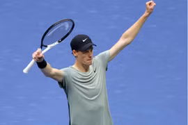 Đánh bại tay vợt người Anh, Jannik Sinner vào chơi chung kết US Open