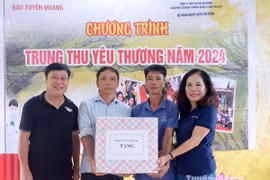 Báo Tuyên Quang tặng quà và trao học bổng trẻ em có hoàn cảnh khó khăn