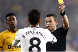 Bruno dính thẻ đỏ, Man Utd thua bạc nhược trước Wolves