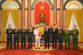 Chủ tịch nước trao quyết định thăng cấp bậc hàm Thượng tướng đối với đồng chí Lê Quốc Hùng