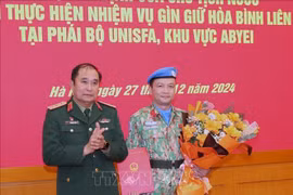 Trao Quyết định của Chủ tịch nước cho sĩ quan đi làm nhiệm vụ gìn giữ hòa bình tại phái bộ UNISFA