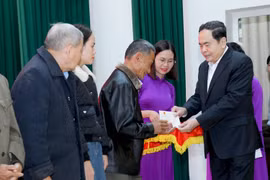 Chủ tịch Quốc hội Trần Thanh Mẫn thăm, tặng quà gia đình chính sách tại tỉnh Hà Tĩnh