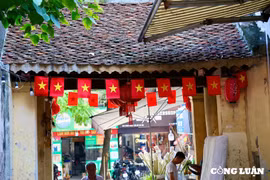 Rực rỡ cờ đỏ sao vàng trước cổng làng Hà Nội