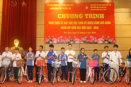 Báo Giáo dục và Thời đại phối hợp trao tặng xe đạp cho học sinh có hoàn cảnh khó khăn
