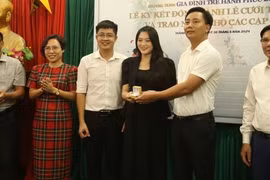 Thành đoàn Hà Nội tiếp nhận 30 cặp nhẫn cưới tặng cho các cặp đôi trẻ khó khăn