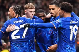 Chelsea ngược dòng ngoạn mục thắng 4-3 tại Tottenham