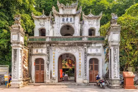 Tạm dừng đón khách tham quan đền Quán Thánh để phục vụ trùng tu