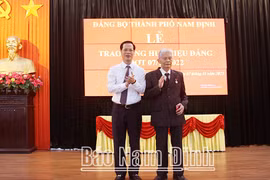 Nam Định có 2.621 đảng viên được tặng Huy hiệu Đảng nhân dịp kỷ niệm Cách mạng Tháng Mười Nga