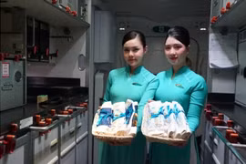 Hành khách nhí thích thú với quà 1/6 độc đáo của Vietnam Airlines
