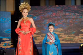 Mãu nhí Minh Châu khoe thần thái rạng ngời cùng Hoa hậu Lê Hoàng Phương trên sàn diễn “Tôn vinh bản sắc Việt"