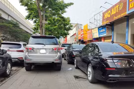Hà Nội: Nhiều showroom ô tô lấn chiếm vỉa hè, lòng đường thành “của riêng”