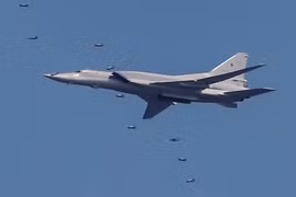 Ukraine nói bắn hạ 'cỗ máy dội bom' chiến lược Tu-22M của Nga