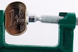 Đồng euro chạm mức thấp lịch sử trong giao dịch SWIFT