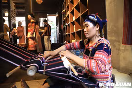 Du khách khám phá không gian trưng bày thổ cẩm Xí Thoại
