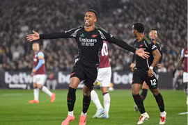 Thắng West Ham, Arsenal vượt qua Man City trên bảng xếp hạng
