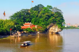 Say đắm vẻ huyền bí của chốn tâm linh chùa Non Nước (Ninh Bình)