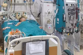 Hai cháu bé bị ngộ độc nghi do ăn quà vặt đang phải lọc máu