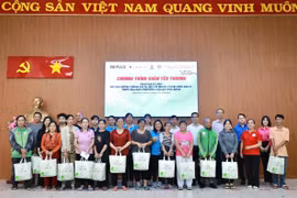 Trao 50 phần quà tết đến các gia đình chính sách, hộ nghèo quận Tân Bình, TPHCM