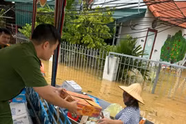 Vẫn còn điểm dân cư ngập sâu gần 2m tại Thanh Trì, tiếp tục tiếp tế cho người dân