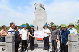 Phó Chủ tịch Quốc hội Nguyễn Khắc Định thăm, tặng quà người dân bị ảnh hưởng bởi mưa lũ ở Thái Bình