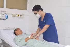 Nhập viện cấp cứu vì uống nhầm nước lau sàn đựng trong chai nước ngọt