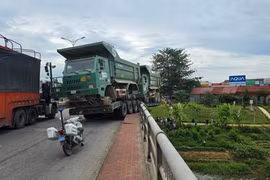 Thừa Thiên Huế: Xe đầu kéo đâm thành cầu, rơi xuống sông