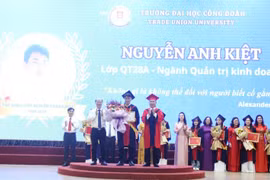 Trường Đại học Công đoàn trao bằng tốt nghiệp cho hơn 1.700 sinh viên
