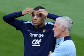 Kylian Mbappe tái xuất trên sân tập với mặt nạ