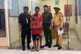 Cảnh sát giao thông đưa cháu bé đi lạc trên cao tốc về nhà