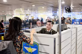 Khách qua cảng hàng không Tân Sơn Nhất đông đúc cả chiều đi và đến