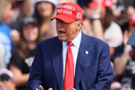 Ông Trump nói người nước ngoài tốt nghiệp đại học ở Mỹ nên được nhận 'thẻ xanh'