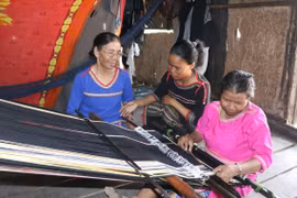 Những người 'giữ lửa' nghề dệt thổ cẩm truyền thống ở Kon Tum