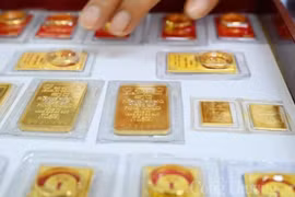Giá vàng nhẫn giảm, USD tăng