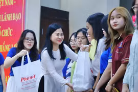 Báo Phụ Nữ TP.HCM trao 240 suất học bổng cho các nữ sinh hiếu học vượt khó